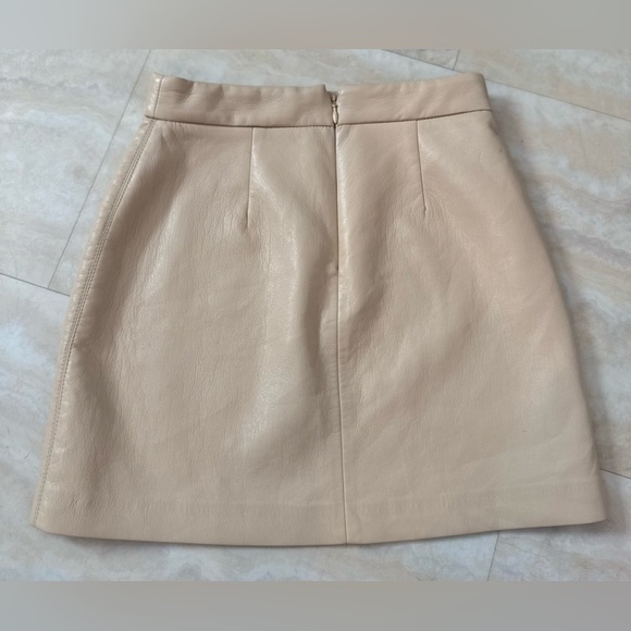 ARITZIA WILFRED Elegant Cream Faux Leather Mini Skirt (US 00) - Picture 3 of 7
